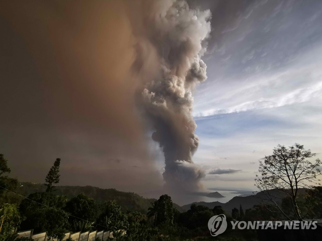화산재 뿜어내는 필리핀 탈 화산