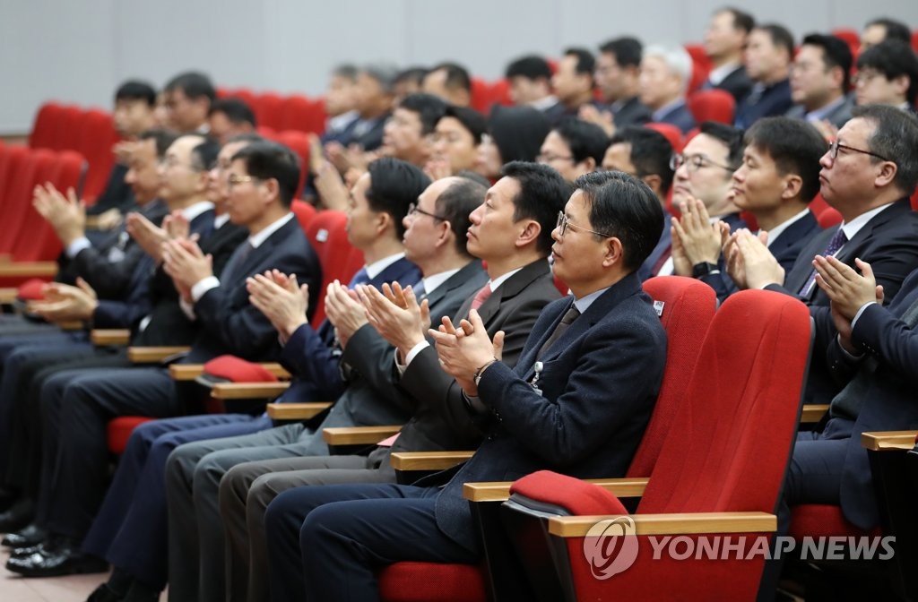 손뼉치는 부산지검 검사들