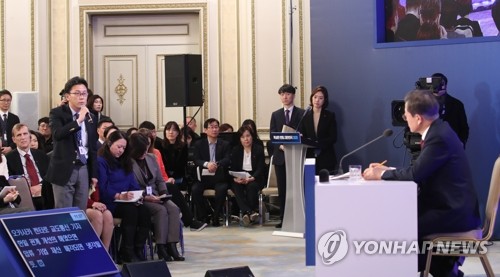 한일관계 질문받는 문 대통령