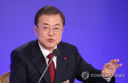기자회견에서 답하는 문 대통령