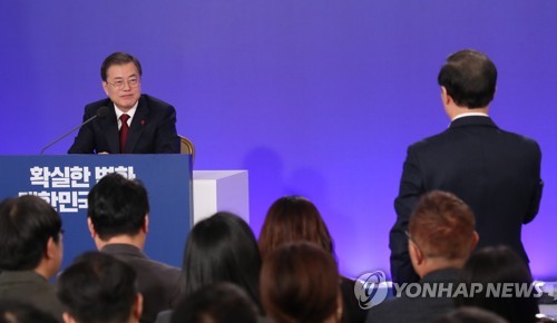 질문 듣는 문 대통령