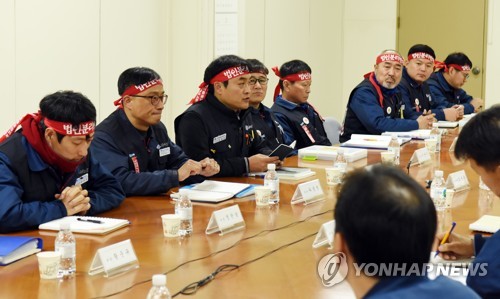 마주 앉은 현대중공업 노사 임협 교섭 대표