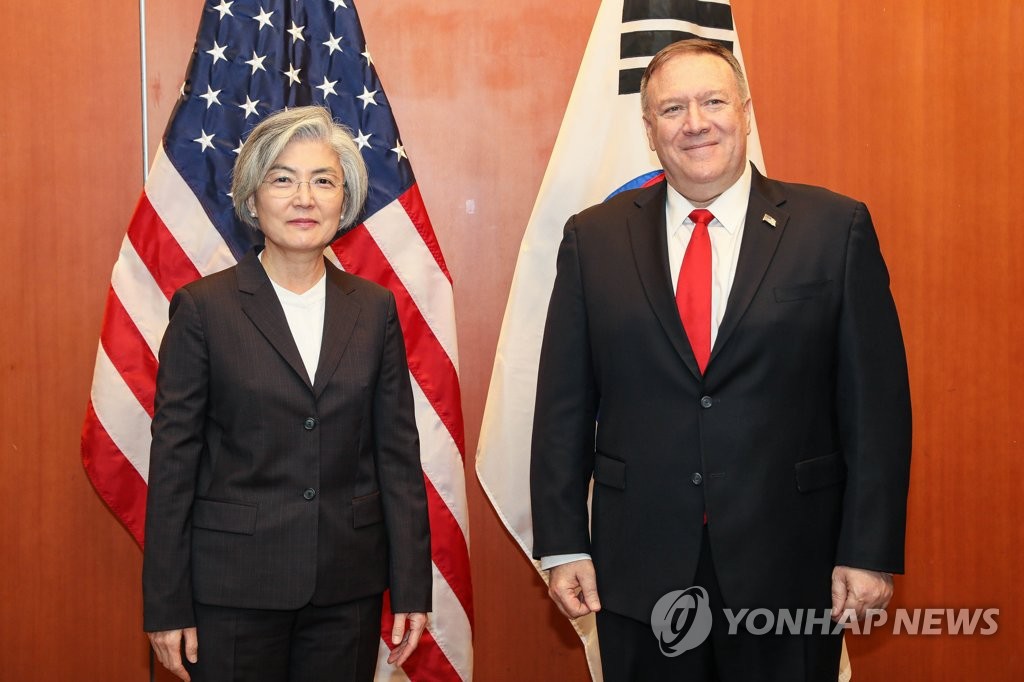 South Korean Foreign Minister Kang Kyung-wha (L) poses with U.S. Secretary of State Mike Pompeo during their meeting at the Four Seasons Hotel Silicon Valley in Palo Alto near San Francisco on Jan. 14, 2020, in this photo provided by Kang's ministry. (PHOTO NOT FOR SALE) (Yonhap)