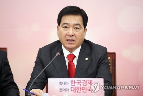 최고위원회의서 발언하는 심재철 원내대표