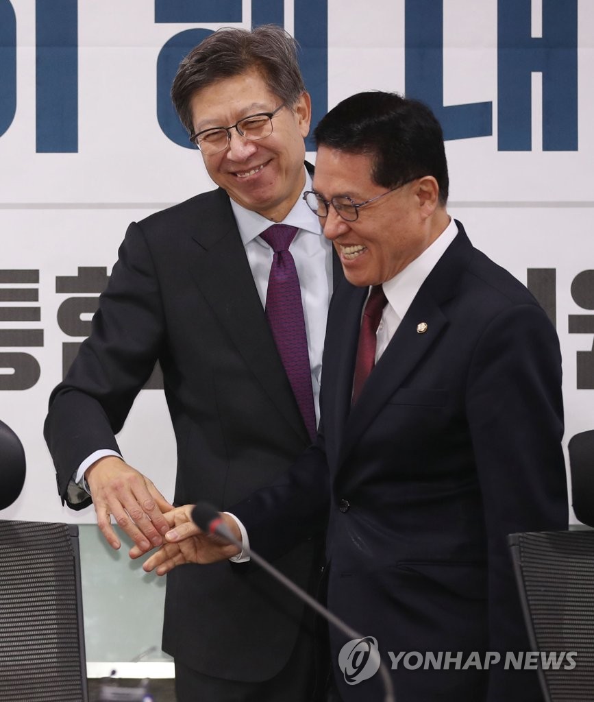 웃으며 인사하는 박형준과 정운천