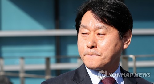 심기준 의원, 굳은 표정