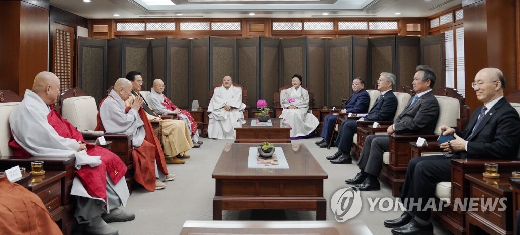 김정숙 여사, 불교계 지도자들과 차담회