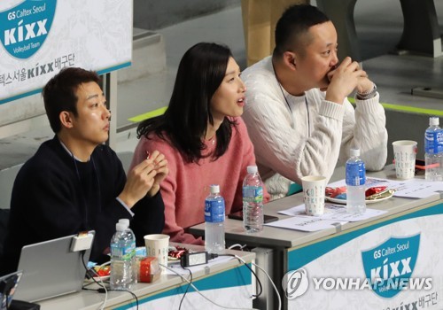 V리그 응원 나선 김연경