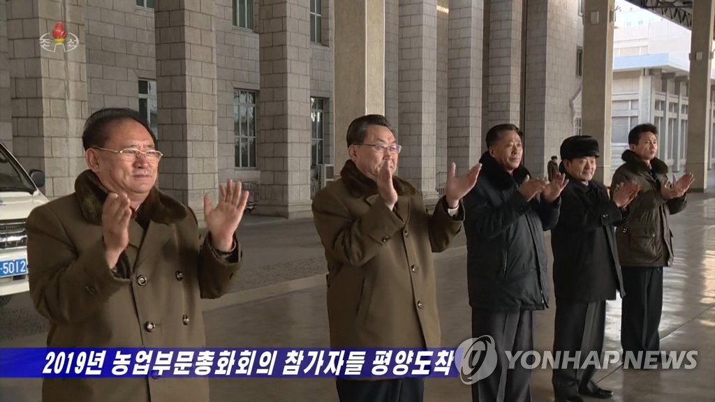 농민들 맞이하는 북한 당정 간부들