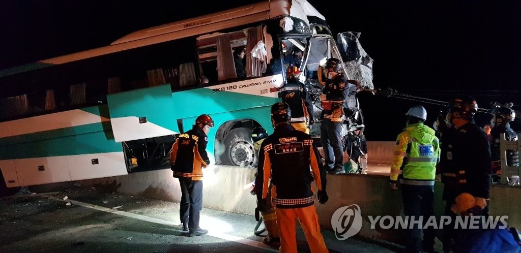 중앙고속도로 서안동IC 인근서 버스·트럭 추돌…16명 부상