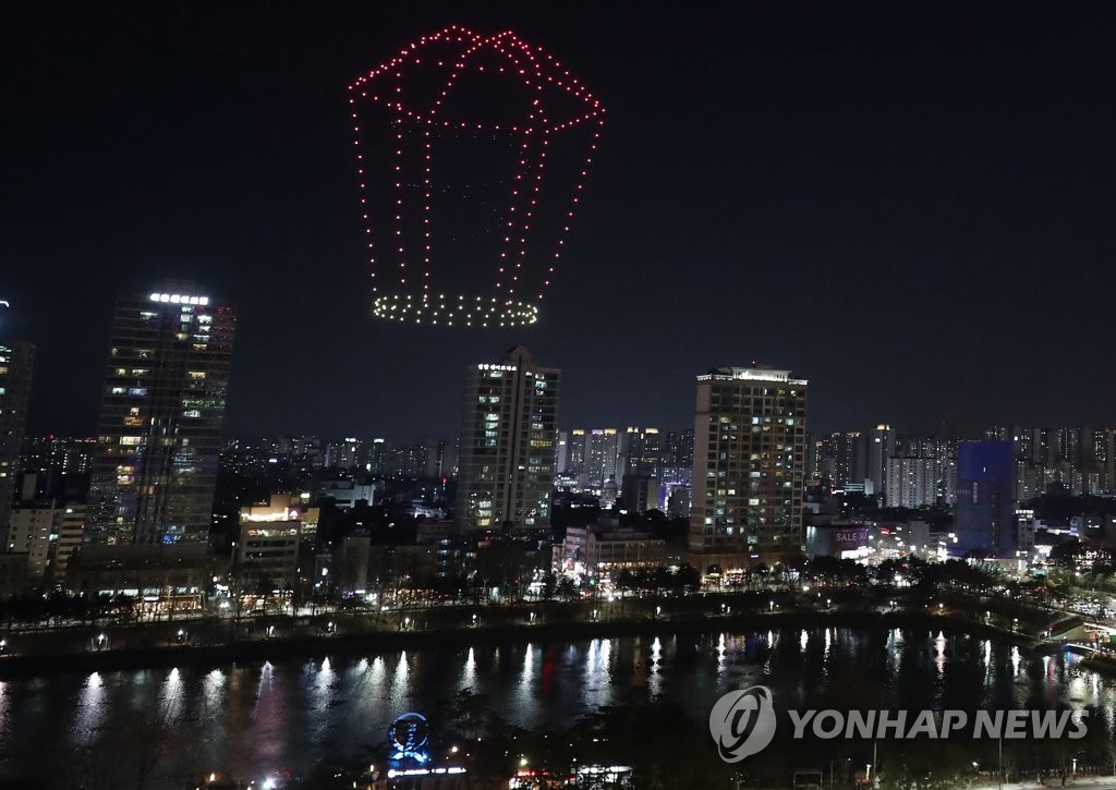 석촌호수를 수놓은 화려한 드론쇼