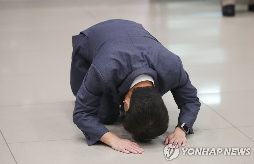 안철수 '귀국 큰절'
