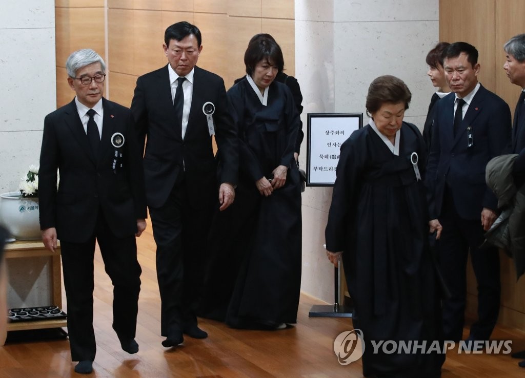 Lotte Group chief mourns father's death Lotte Group chief mourns father's death