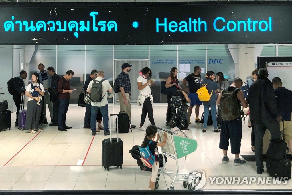 '우한 폐렴' 검역 기다리는 방콕 공항 여행자들
