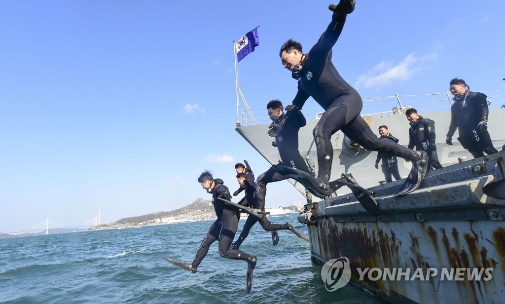 겨울 바다로 뛰어드는 3함대 SSU 대원들