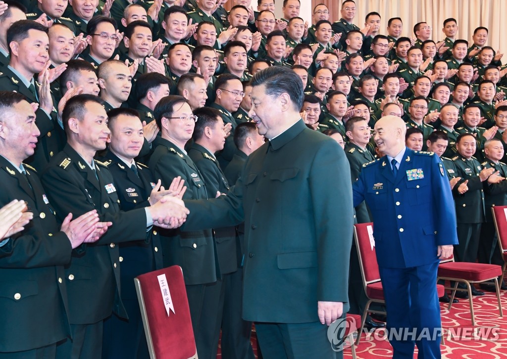 윈난성 주둔 고위 장교들과 악수하는 시진핑