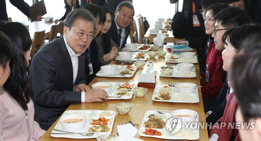 문 대통령, 신임 공무원들과 점심