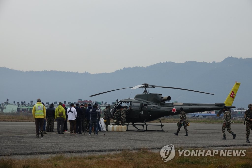 수색활동에 투입되는 네팔 특수부대원