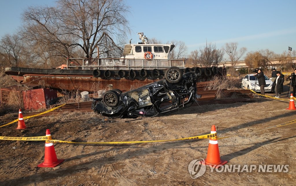 성산대교 난간 뚫고 추락한 차량