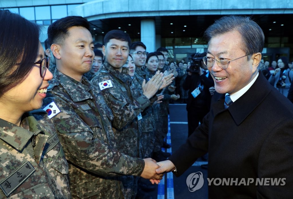 장병들과 인사하는 문 대통령
