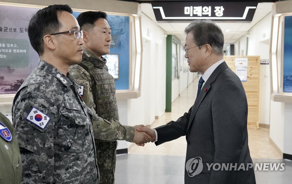 유해발굴 TF단장 격려하는 문 대통령