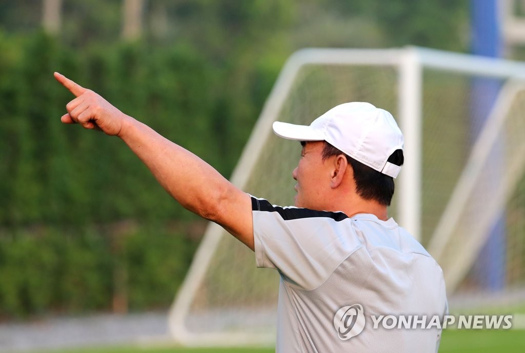 보안 신경쓰는 김학범.. '누가 보고 있는데?'