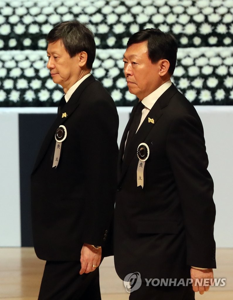 영결식장 들어서는 신동주, 신동빈 회장