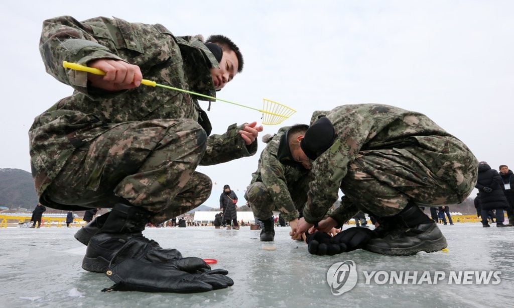 군 장병 빙어 낚시 삼매경