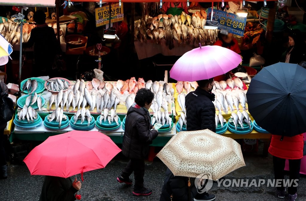자갈치시장에 내리는 겨울비
