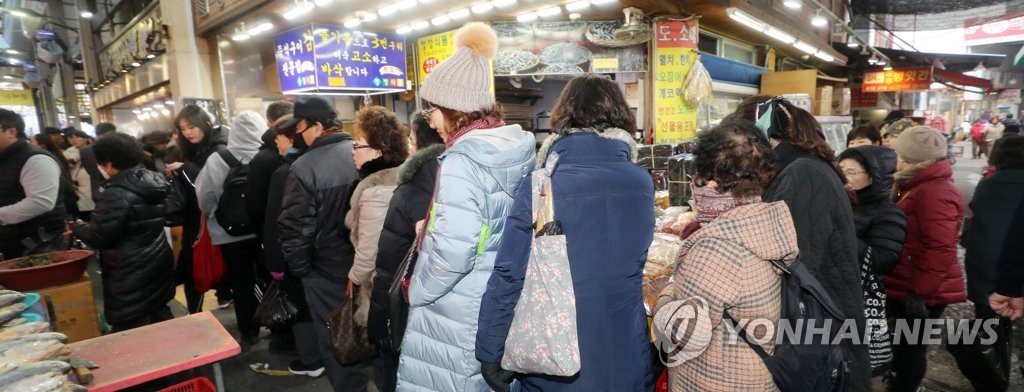 전통시장에 줄 선 시민들