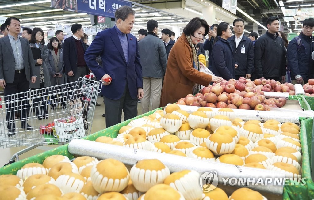농수산물 구매하는 문 대통령 내외