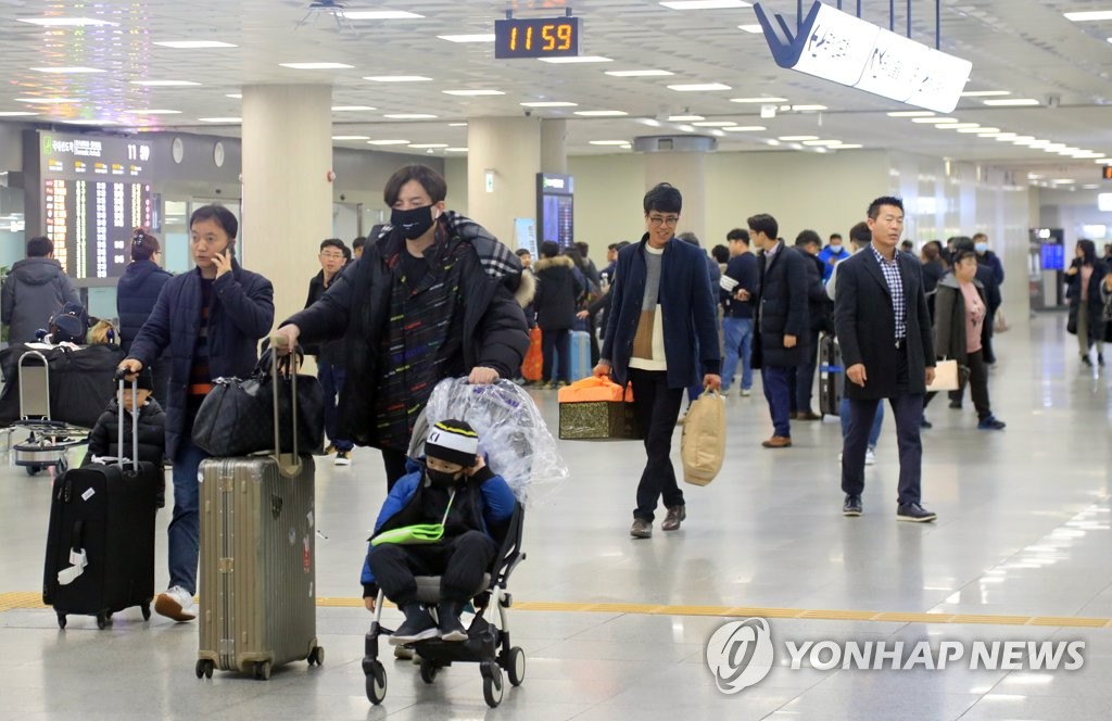 설 맞아 북적이는 제주공항