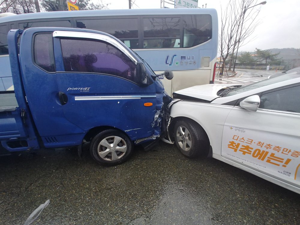 80대 무면허 운전자 사고…빗길 9중 추돌