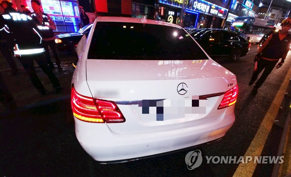 가속페달 잘못 밟아 3중 추돌사고 낸 벤츠