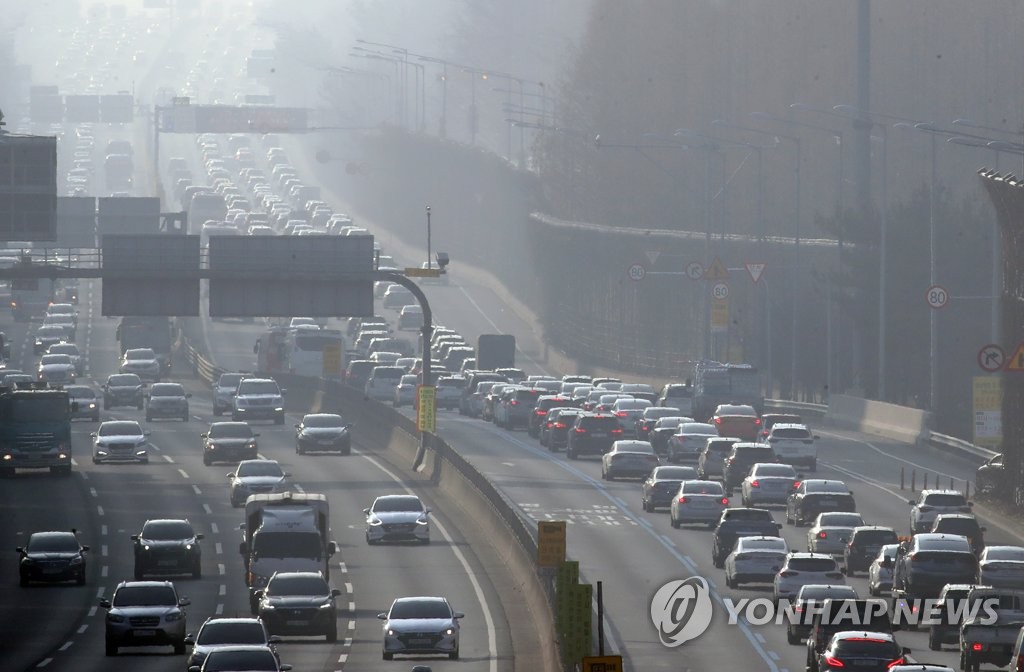 서울 서초구 잠원IC 일대에서 바라본 경부고속도로 하행선에 미세먼지가 드리워진 가운데 차량이 줄지어 있다. [연합뉴스 자료사진]