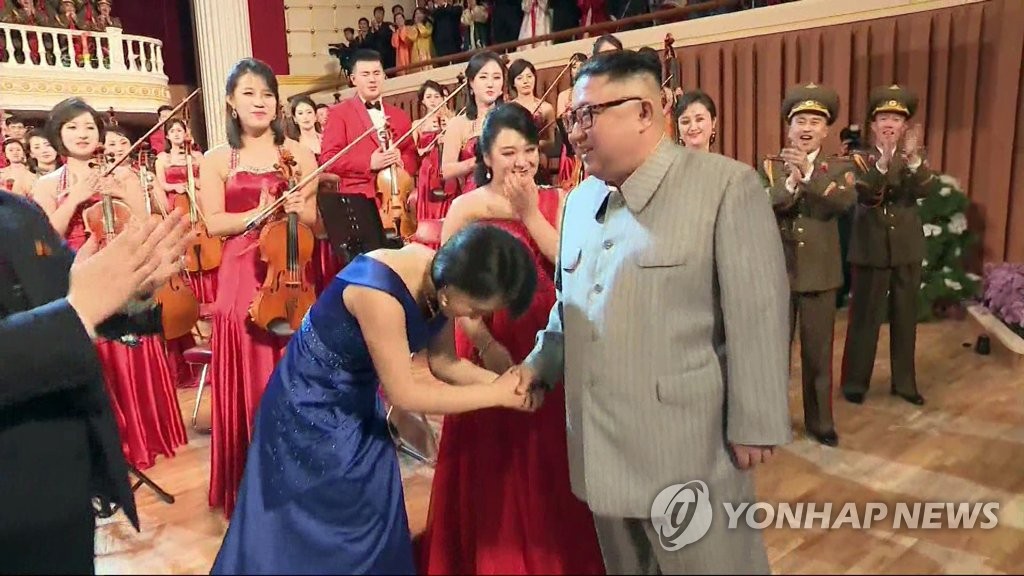공연 후 출연자와 악수하는 김정은