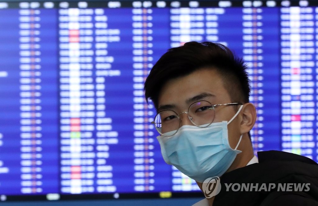 마스크 쓴 외국인 관광객