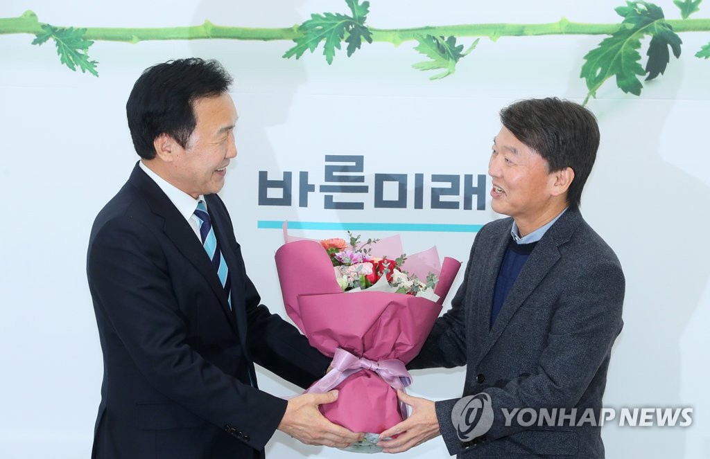 안철수에게 꽃다발 선물하는 손학규
