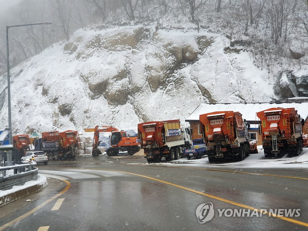 줄지어 대기 중인 제설 차량