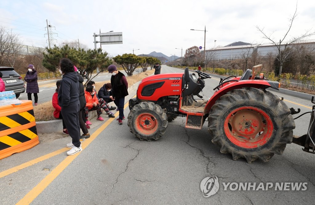 진입로 차단한 아산 주민들