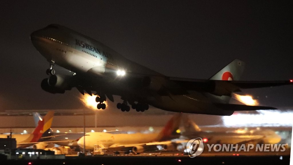 중국 우한에서 교민을 수송하기 위한 전세기 KE 9883편 보잉 747 여객기가 2020년 1월 30일 저녁 인천국제공항을 이륙해 중국 우한으로 향하고 있다. [연합뉴스 자료사진]