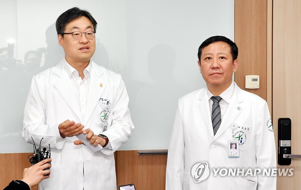 답변하는 김진용 인천의료원 과장