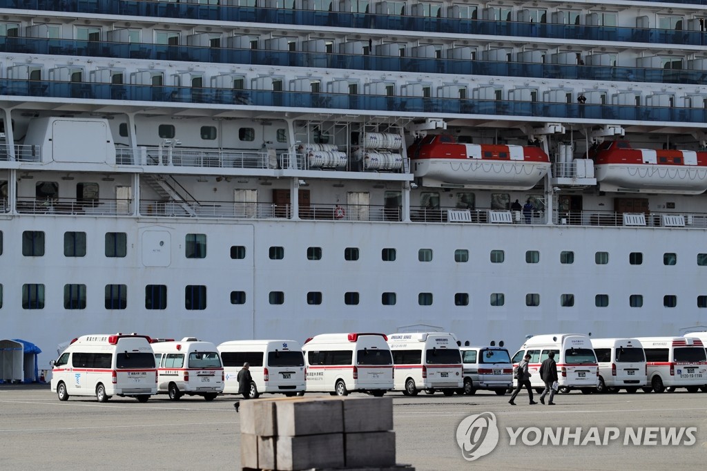 (요코하마 EPA=연합뉴스) 대형 유람선 '다이아몬드 프린세스'호가 정박한 일본 요코하마 항의 크루즈 터미널에 7일 구급차들이 대기하고 있다.