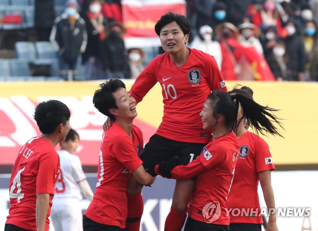 골세리머니를 펼치는 한국 여자축구대표팀의 공격수 지소연