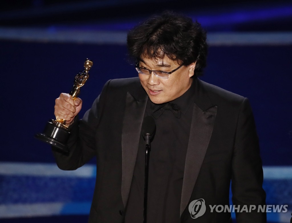 In this photo moved by EPA, South Korean director Bong Joon-ho accepts best director for his black comedy thriller "Parasite" at the 92nd Academy Awards in Los Angeles on Feb. 9, 2020. (Yonhap)