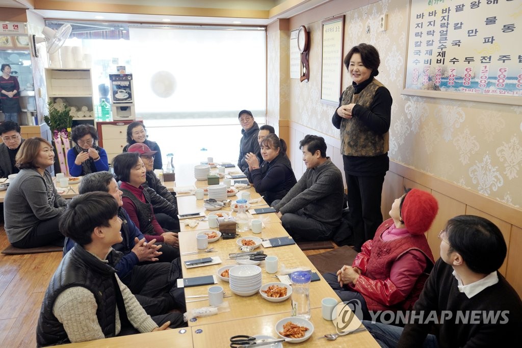 김정숙 여사, 시장 상인들과 오찬