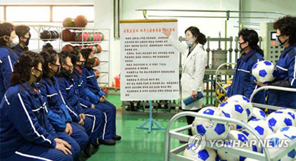 마스크 낀 북한 체육기자재공장 근로자들