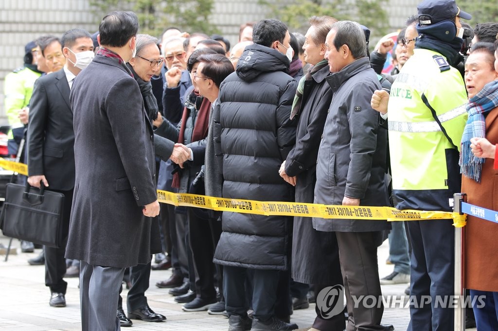 항소심 공판에 앞서 지지자들과 인사 나누는 이명박