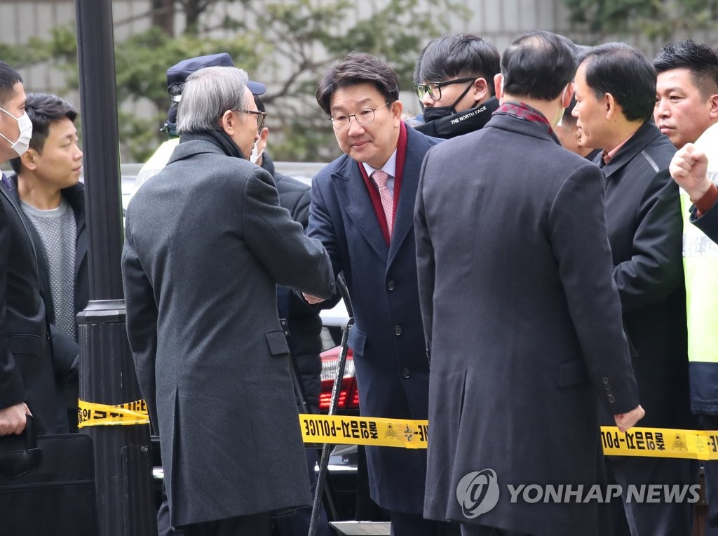 이명박 전 대통령과 악수하는 권성동 의원
