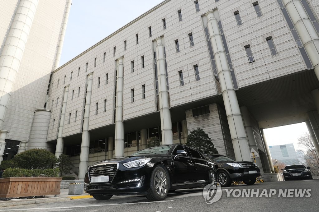 이명박, 승용차 아닌 호송차로 다시 구치소행